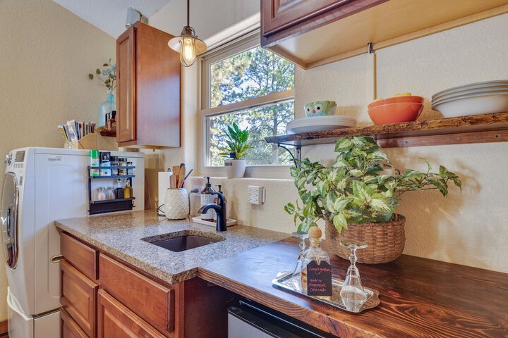 Woodland Park Apartment: Forest Views + Deck!