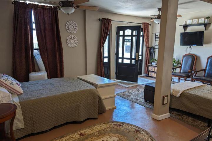 Rustic Rooms Barn Loft (Upstairs Studio Apartment) Near Kings Canyon & Sequoia National Parks