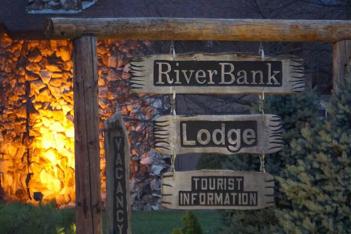 Riverbank Lodge