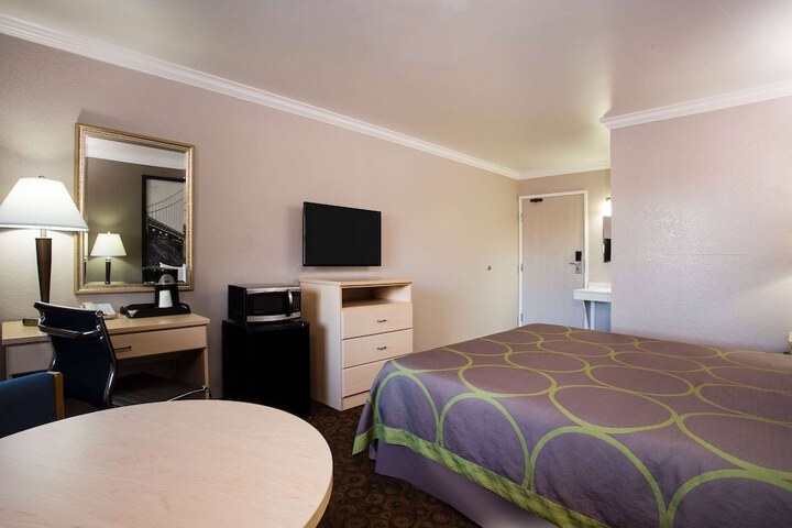 Room 16 of 19