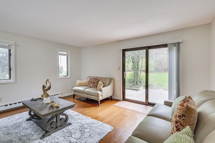 Quaint Bristol Townhome 14 Mi to West Hartford!