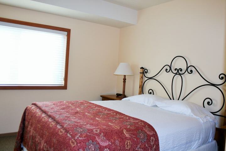 The Waves / The Argonauta Inn/The White Heron Lodge