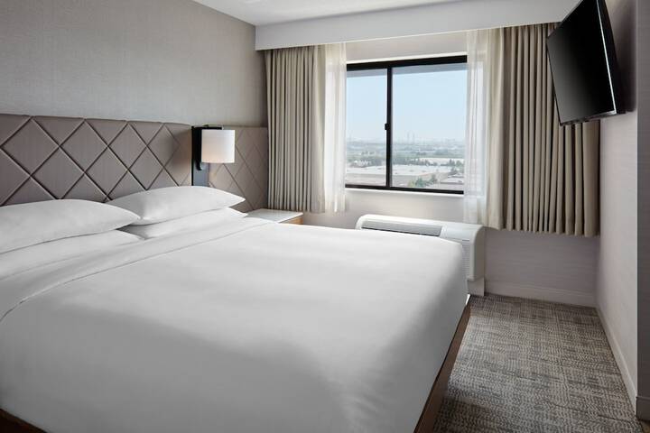 Room 7 of 18
