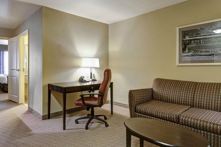 Comfort Suites near Hot Springs Park
