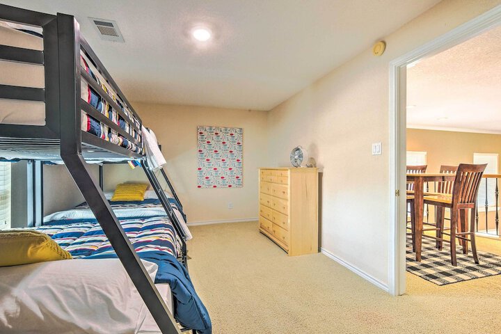 Beautiful Montgomery Home w / Lakefront Deck!