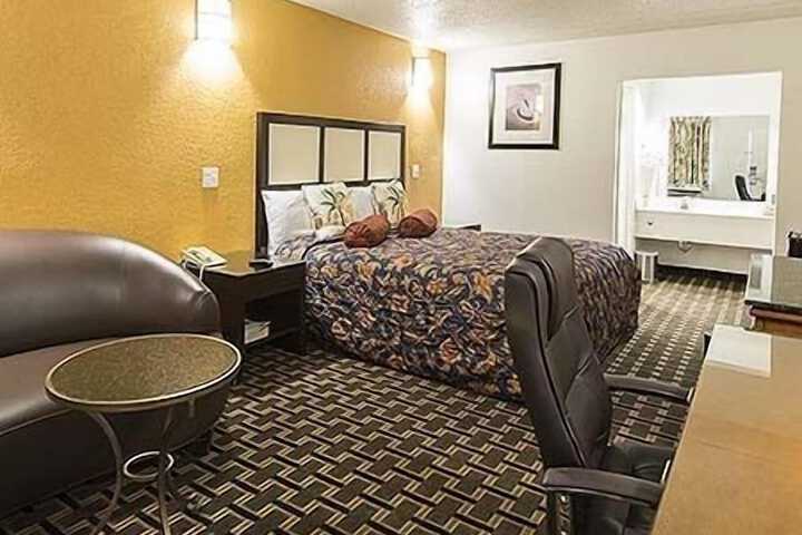 Room 8 of 33