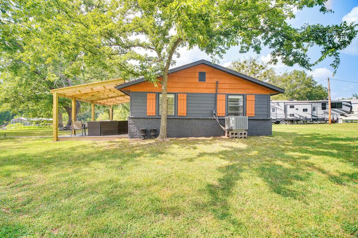 On-site Lake Access: Pet-friendly Vinita Home
