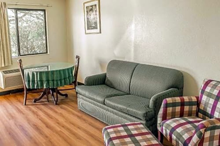 Rodeway Inn & Suites
