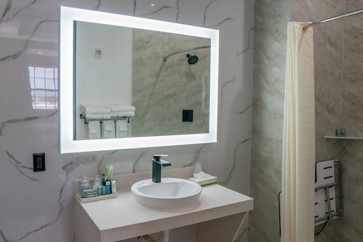 Comfeeni Inn and Suites