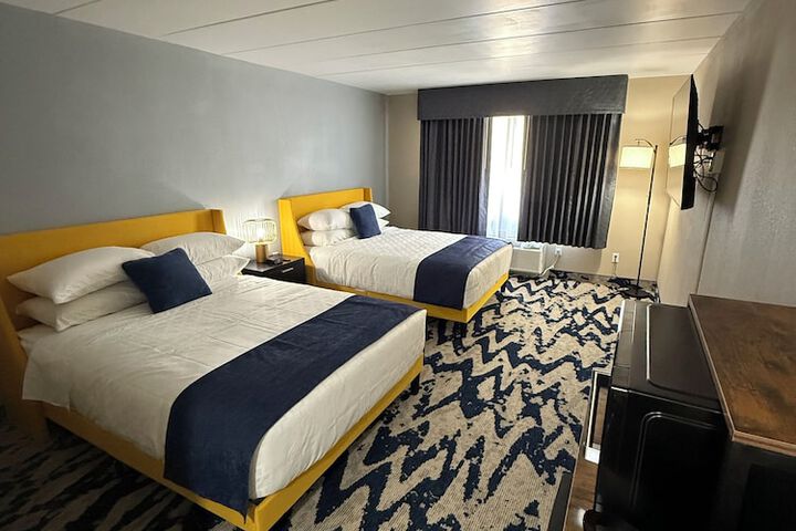 Lighthouse Inn & Suites