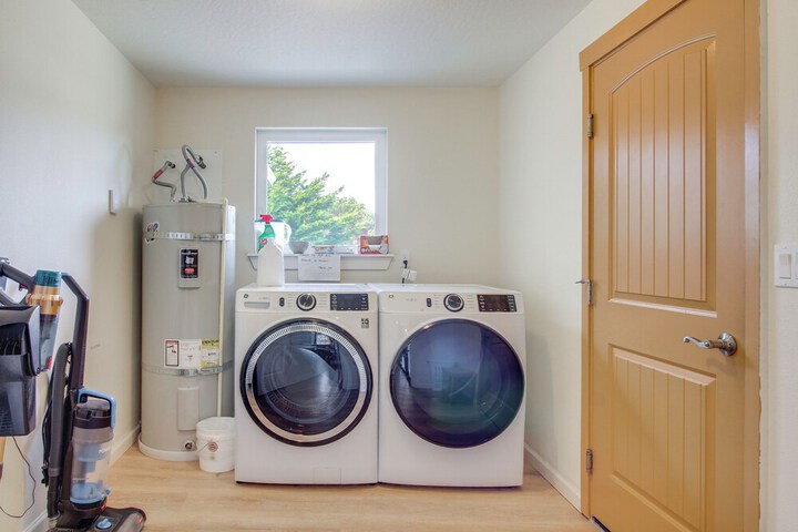 Spacious Bandon Getaway - 2 Blocks to Ocean!