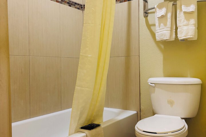 Pearsall Inn & Suites