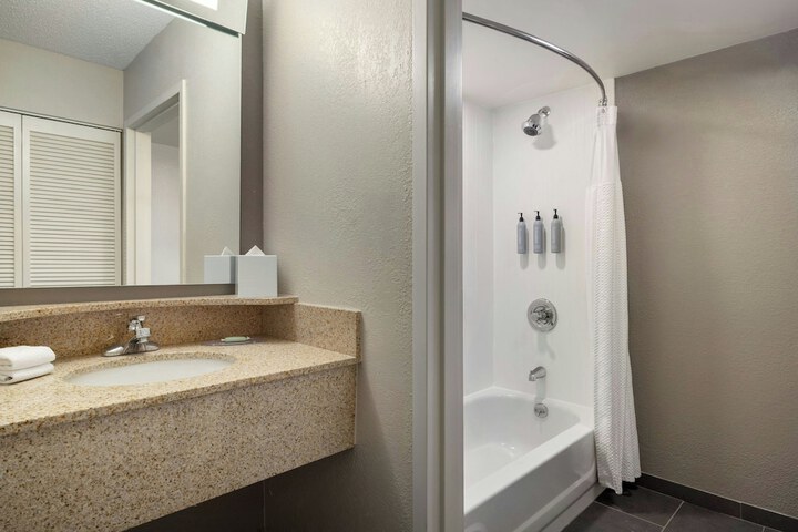 Courtyard by Marriott Charlotte / Matthews