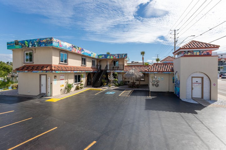 Hotel Exterior 75 of 96