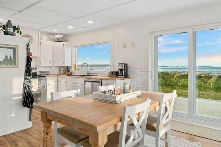 Cozy Coastal Getaway • Panoramic Ocean Views