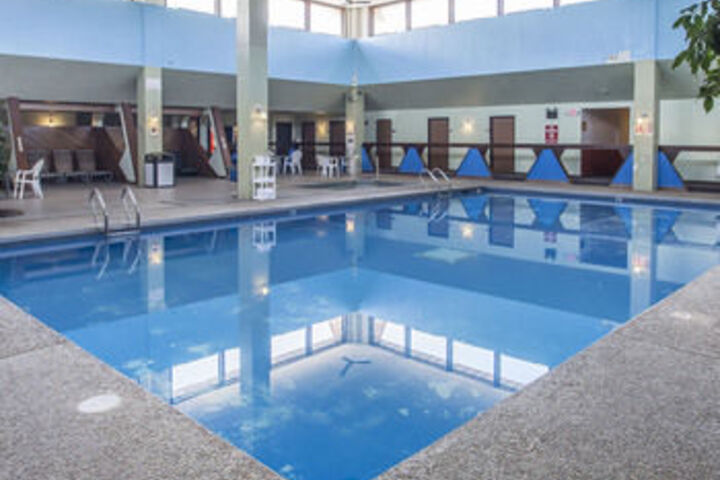 Econo Lodge Inn & Suites