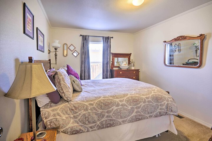 Peaceful Portales Escape w / Patio & Grill!