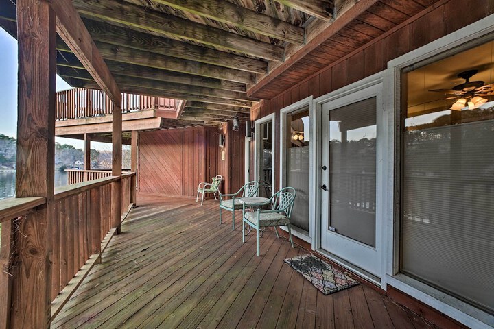 Lakefront Retreat w / Dock & Beach: 2 Miles to Golf