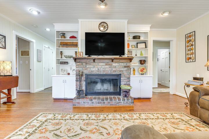 Secluded Hamilton Cabin Retreat w / Private Lake!