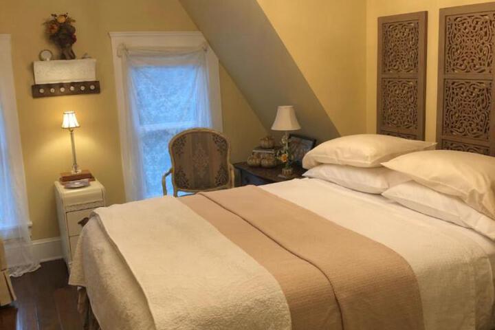 Riverside Gables Bed and Breakfast