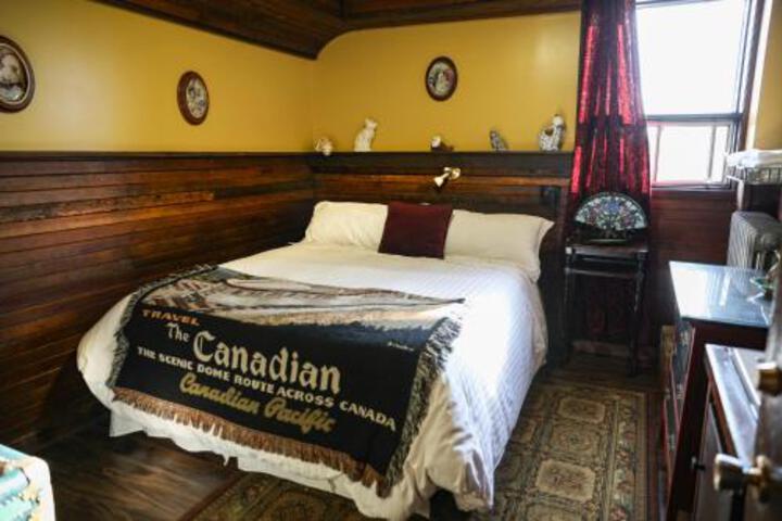 THE COCHRANE ROCKYVIEW HOTEL