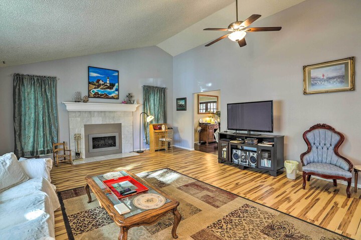 Scenic Woodland Park Cottage w / Deck + Grill!