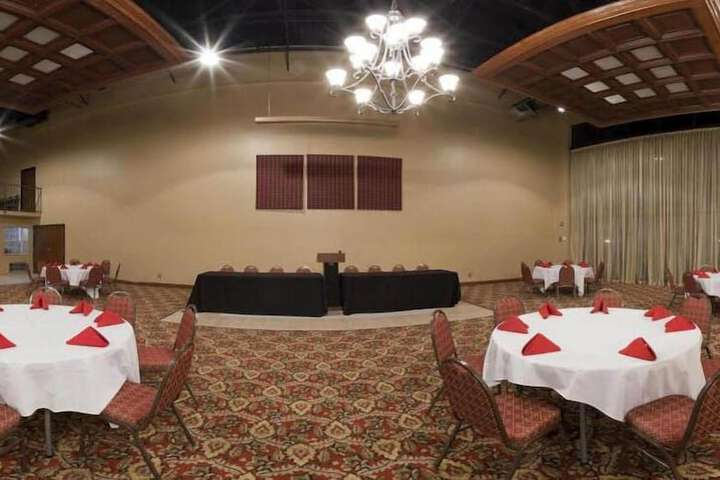 Ballroom/Hall 72 of 76