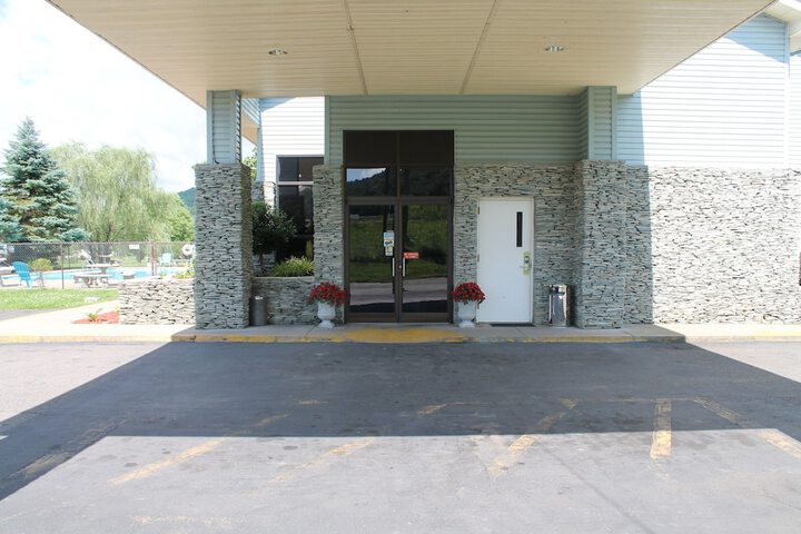 Hotel 5 of 50