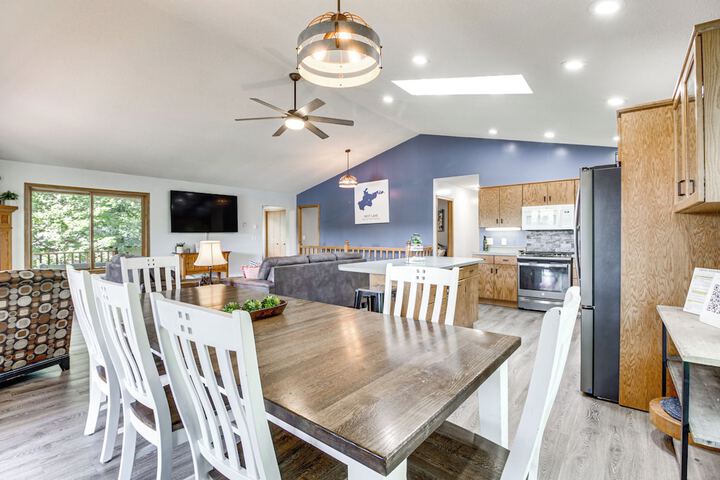 Private Lakefront Cabin w / Hot Tub Deck & Views