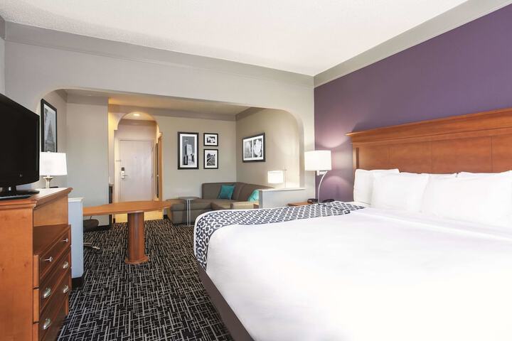 La Quinta Inn & Suites by Wyndham Jackson Airport / Pearl