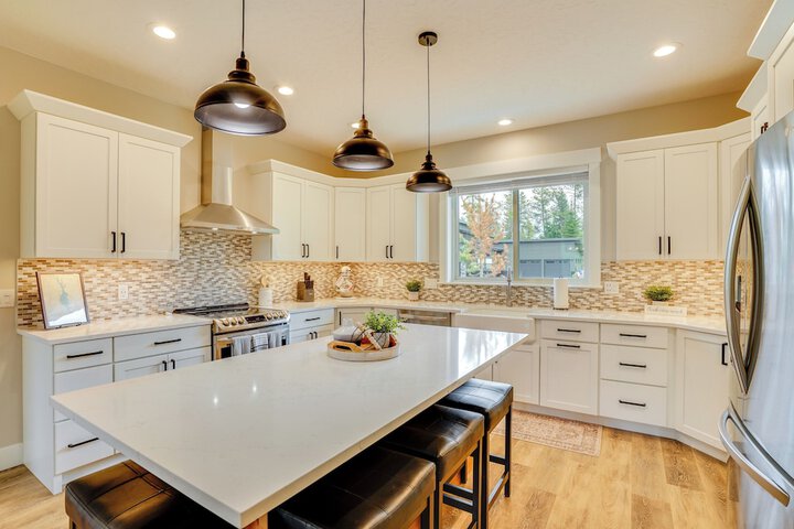 Spacious Donnelly Family Home w / Private Hot Tub!