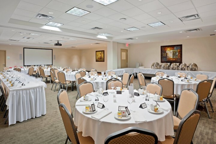 Ballroom/Hall 31 of 34
