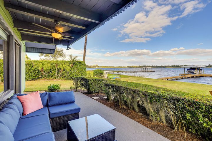 Lakefront Home w / Game Room Kayaks, & Fire Pit
