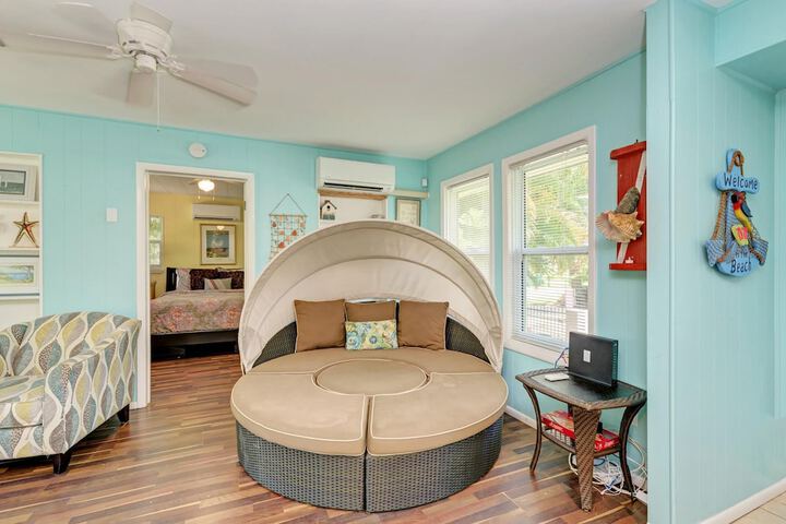 Cottage Haven-one Minute Walk To The Beach-private Yards-keyless Locks