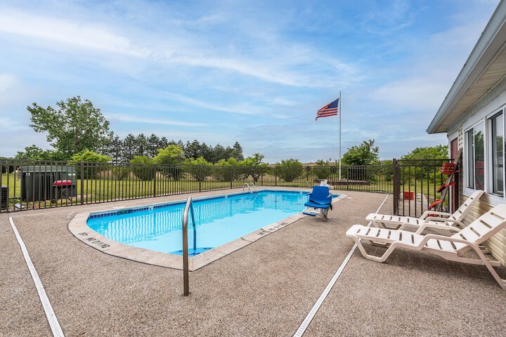 American Inn and Suites Dundee