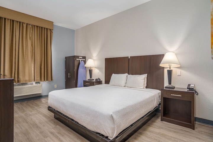 Room 6 of 15