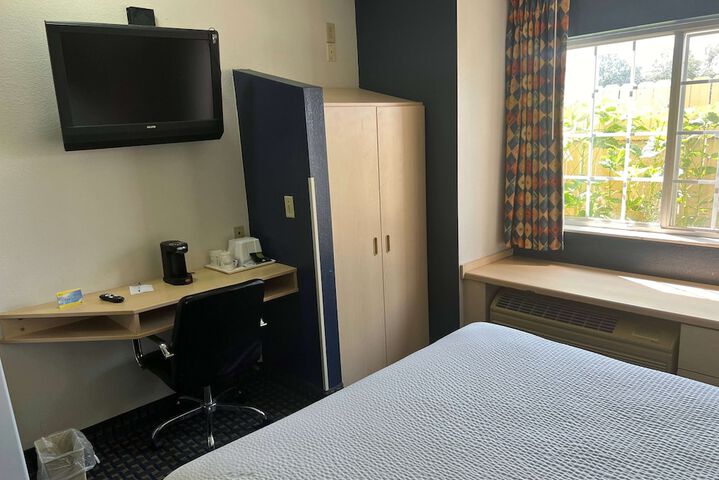 Days Inn & Suites by Wyndham Hutchinson