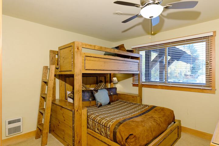 The Crestwood Condominiums