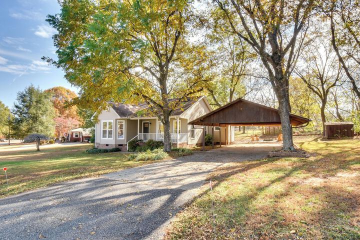 Tranquil Travelers Rest Home w / Fire Pit!