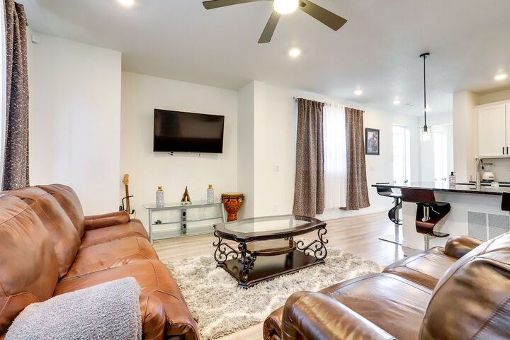 9 Mi to Airport: Commerce City Townhome w / Deck