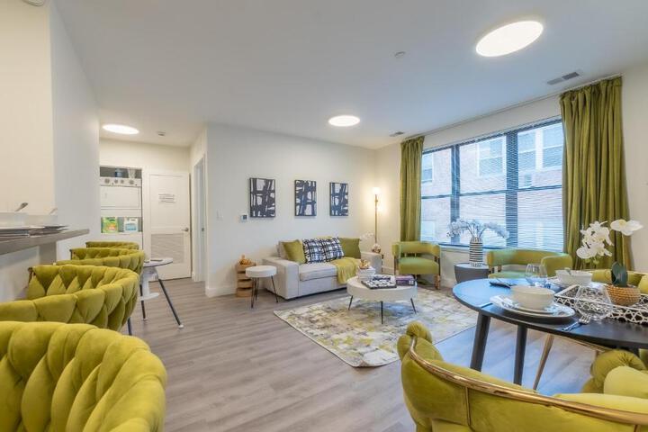 Opulence in Olive with Free Parking plus EV Plug 2 BR 2 baths Suite, 5 beds and Sleeps 8