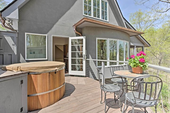 Enchanting Tryon Home w / Hot Tub 14 Mi to Tiec!