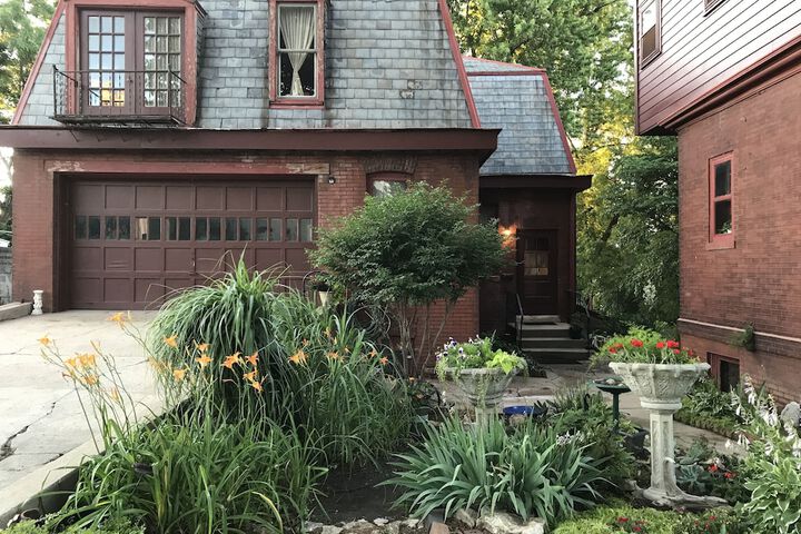 Vineyard Mansion & Carriage House Bed & Breakfast