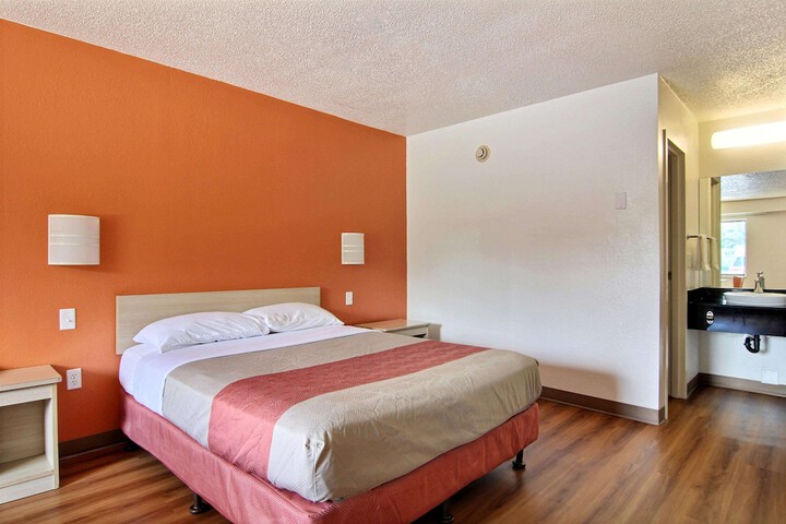 Motel 6 Middleburg Heights OH - Cleveland