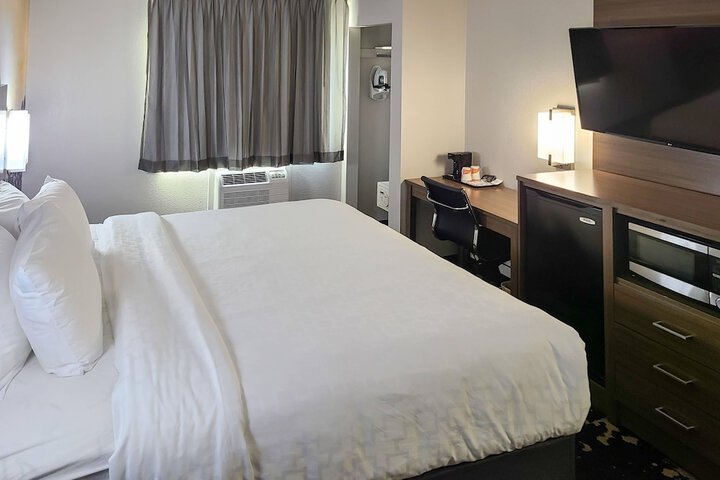 Clarion Pointe Bettendorf - Quad Cities