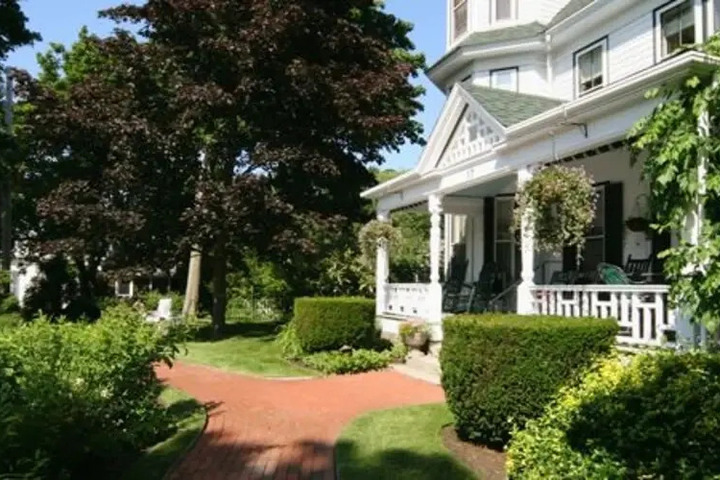 PLEASANT STREET INN