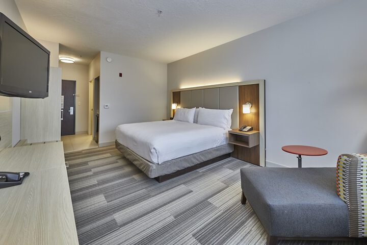 Room 25 of 38