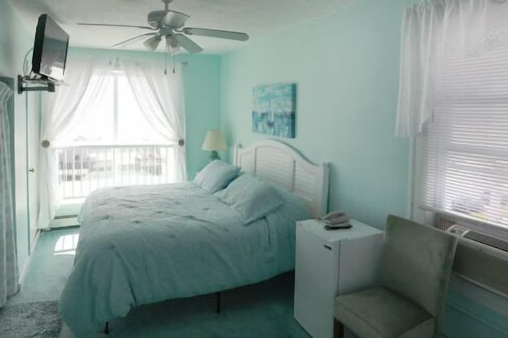 Room 11 of 28