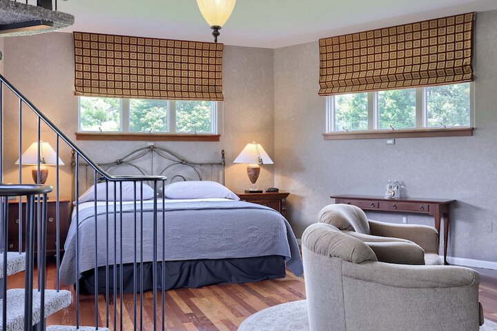 Twin Pine Manor Bed & Breakfast