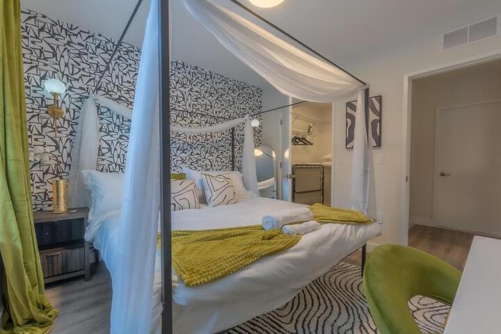 Opulence in Olive with Free Parking 2 BR 2 baths Suite, 5 beds and Sleeps 8